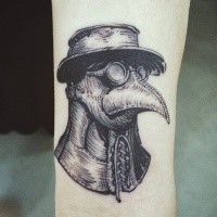 Tatuagem do braço da tinta preta do estilo da gravura do capacete dos doutores da peste