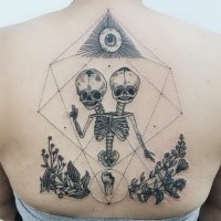 Gravur Stil schwarzes Rücken Tattoo mit  lustigem menschlichem Skelett mit Schädel und Pflanzen