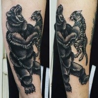 Gravur Stil schwarzes Unterarm Tattoo von großem Bären und Tiger
