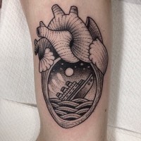 Tatuaje  de corazón con barco hundiéndose en él