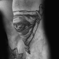 Gravur Stil schwarzes Knie Tattoo mit mystischem Auge und Dreieck