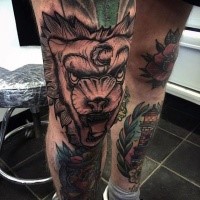 Gravur Stil schwarzes Knie Tattoo mit bösem Hund