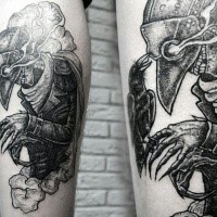 Tatuagem de perna de tinta preta de estilo de gravura de médico de peste mal com corvo