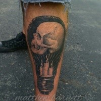 Gravur Stil schwarzes Bein Tattoo von Glühbirne mit Kerzen und Schädeln
