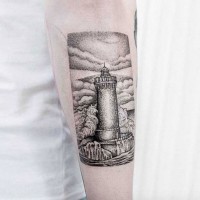 Tatuaje en el antebrazo, dibujo simple de faro viejo, estilo dotwork