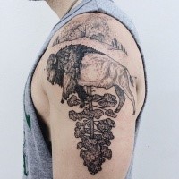 Gravur Stil schwarzes Schulter Tattoo von Stier mit Baum