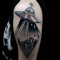 Gravur Stil schwarzes Schulter Tattoo von Aliens Schiff und einsamem Bauernhof