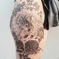 Gravur Stil schwarzes Oberschenkel Tattoo von schlafender Kuh mit Blumen