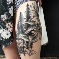 Gravur Stil schwarzer wilder Wald Tattoo am Oberschenkel mit Fuchs und Blumen
