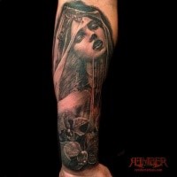 Gravierungstil farbiger Unterarm Tattoo der altertürmlichen weiblichen Statue mit Blumen