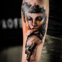 Gravur Stil farbiges Unterarm Tattoo von Frau mit dem menschlichen Schädel