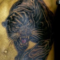 Tatuaje en el vientre de un demonio negro de pantera.
