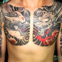 Tatuaje en el pecho, dragones chinos de color gris