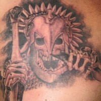 scheletro aggressivo in maschera di ferro azteca tatuaggio