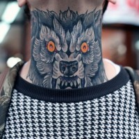 Tatuaje en el cuello, lobo loco demoníaco con ojos rojos