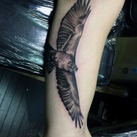 Ausgezeichnetes detailliertes schwarzes Arm Tattoo von fliegendem Adler