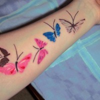 Exklusives Design nette farbige Schmetterlinge Tattoo am Unterarm