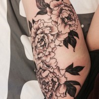 bellissimi fiori pione nero e bianco tatuaggio su coscia