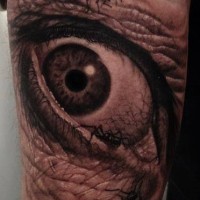 Tatuaggio impressionante sul braccio le formiche sull'occhio grande