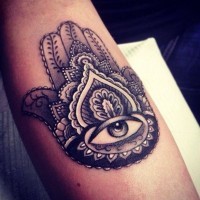 Tatuaje ornamental con un ojo en el centro.
