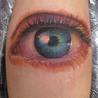 Tatuaje en la pierna, ojo azul