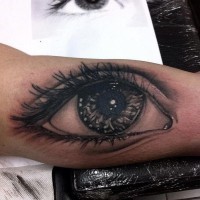 Tatuaje en el brazo, ojo de mujer