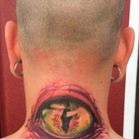 Tatuaggio colorato sulla nuca  l'occhio grande del serpente
