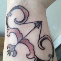 Tatuaje en la muñeca, arco y flecha preciosos