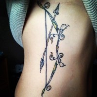 Tatuaje en las costillas,
 arco y flecha estupendos