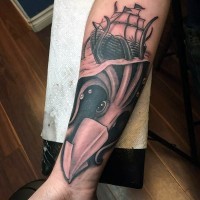Tatuaje en el antebrazo, calamar con barco pequeño bien dibujados