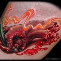 Fabelhafte sehr detaillierte farbige abgeschlagene Hand Tattoo