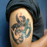 Volto di un buddha in un tatuaggio di geroglifico su