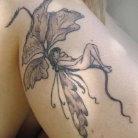 fata dorme sul fiore tatuaggio sulla gamba