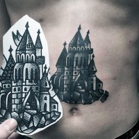Tatuaje en el estómago,  castillo antiguo pequeño
