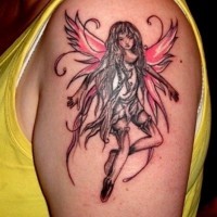 Tatuaje en el brazo, hada gris con alas rojas