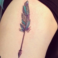 Tatuaje  de flecha hermosa con pluma en la punta azul gris