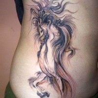 Tatuaje en las costillas, caballo fantasmal