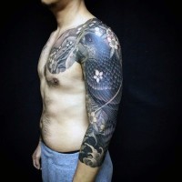 Tatuaje en el muslo,  águila enorme increíble de estilo asiático
