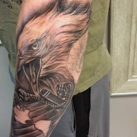 Tatuaje en el antebrazo, águila americana estupenda realista