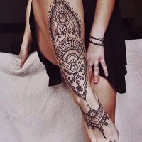 Tatuaje en la pierna, patrón hindú increíble, tinta negra