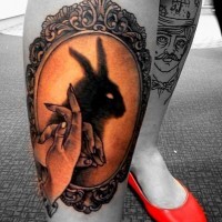 Fantastisches großes Porträt des Hase aus Schattenspiel Tattoo am Bein