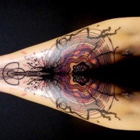 Tatuaje en el antebrazo,
ornamento abstracto maravilloso de varios colores