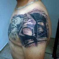 Tatuaje en el hombro, casco 3D de guerrero espartano