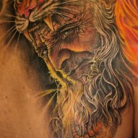Fantastischer detaillierter und farbiger alter Mann mit Tiger Helm Tattoo an der Schulter