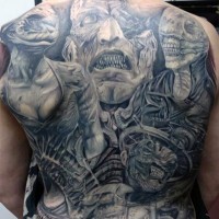 Tatuaje en la espalda completa,
 héroes aterradores de película de terror, dibujo fascinante detallado