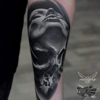 Fantastique tatouage de l'avant-bras détaillé d'une femme séduisante avec un crâne