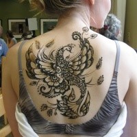 Fantastischer Henna Stil Tattoo am oberen Rücken mit dem schönen Vogel
