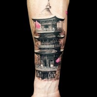 Fantastisches natürlich aussehendes farbiges Unterarm Tattoo mit antikem asiatischem Tempel