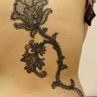 Fantastische gemalte schwarze Blume Tattoo am ganzen Rücken