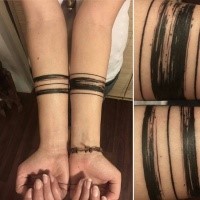 Fantastico tatuaggio di inchiostro nero dipinto con avambraccio di linee parallele corrotte